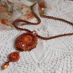 El collar colgante Lady in Orange está bordado con cristales de Swarovski, cuentas de rocalla Miyuki y cuentas mágicas.